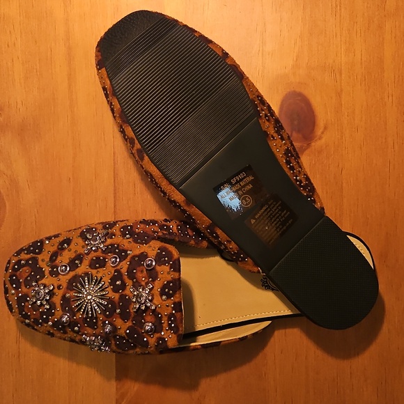 Leopard Print Women's Shoes - Picture 8 of 9